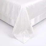 Silkeep svileni beli prekrivač namešten