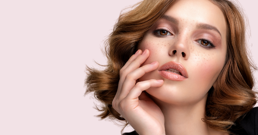 žena-sa-talasastom-kosom