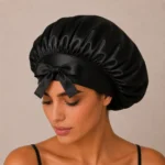 Silkeep svilena crna noćna kapa xl sa modelom