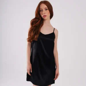 silkeep-svilena-crna-spavaćica-na-beloj-pozadini