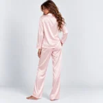 Silkeep baby roze svilena pidžama od pozadi