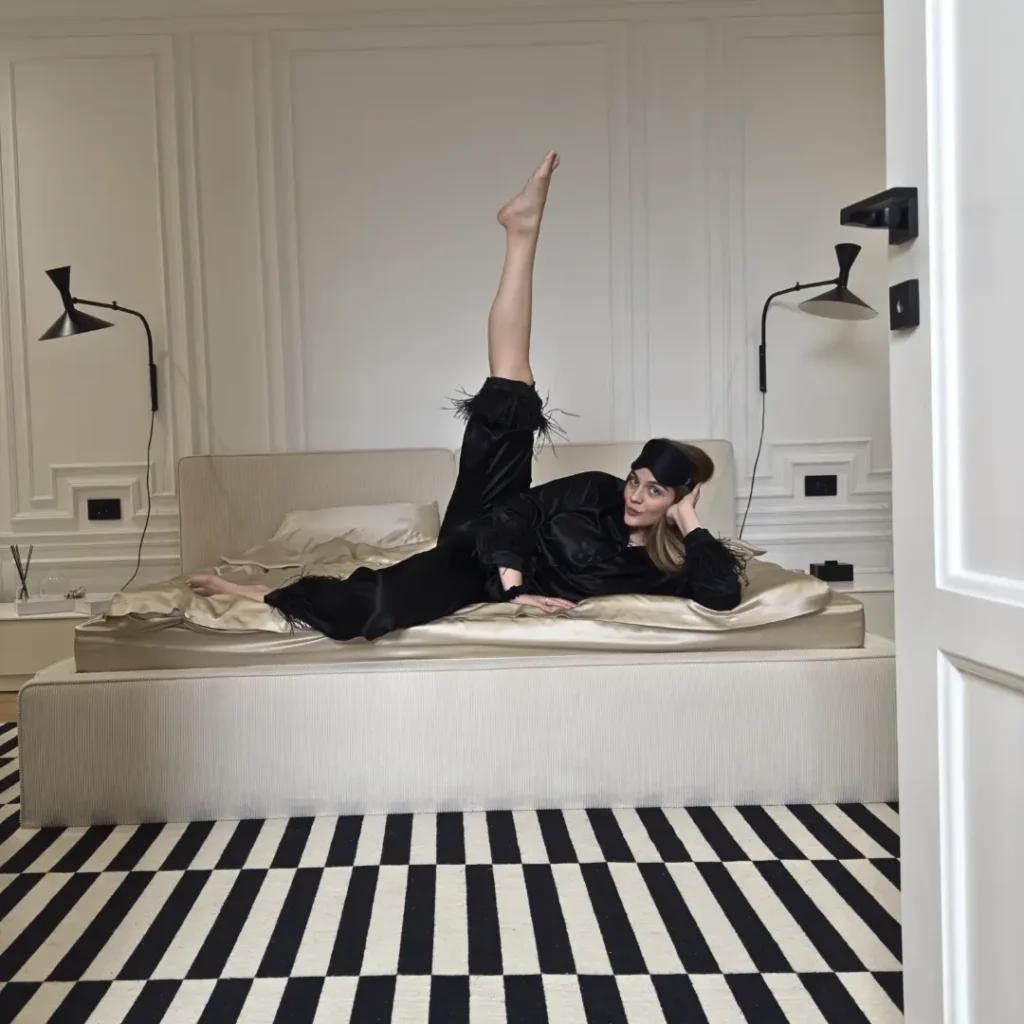 moc-luksuzne-nege-svilena-posteljina