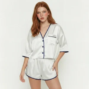 Silkeep svileni letnji set u beloj boji sa modelom napred