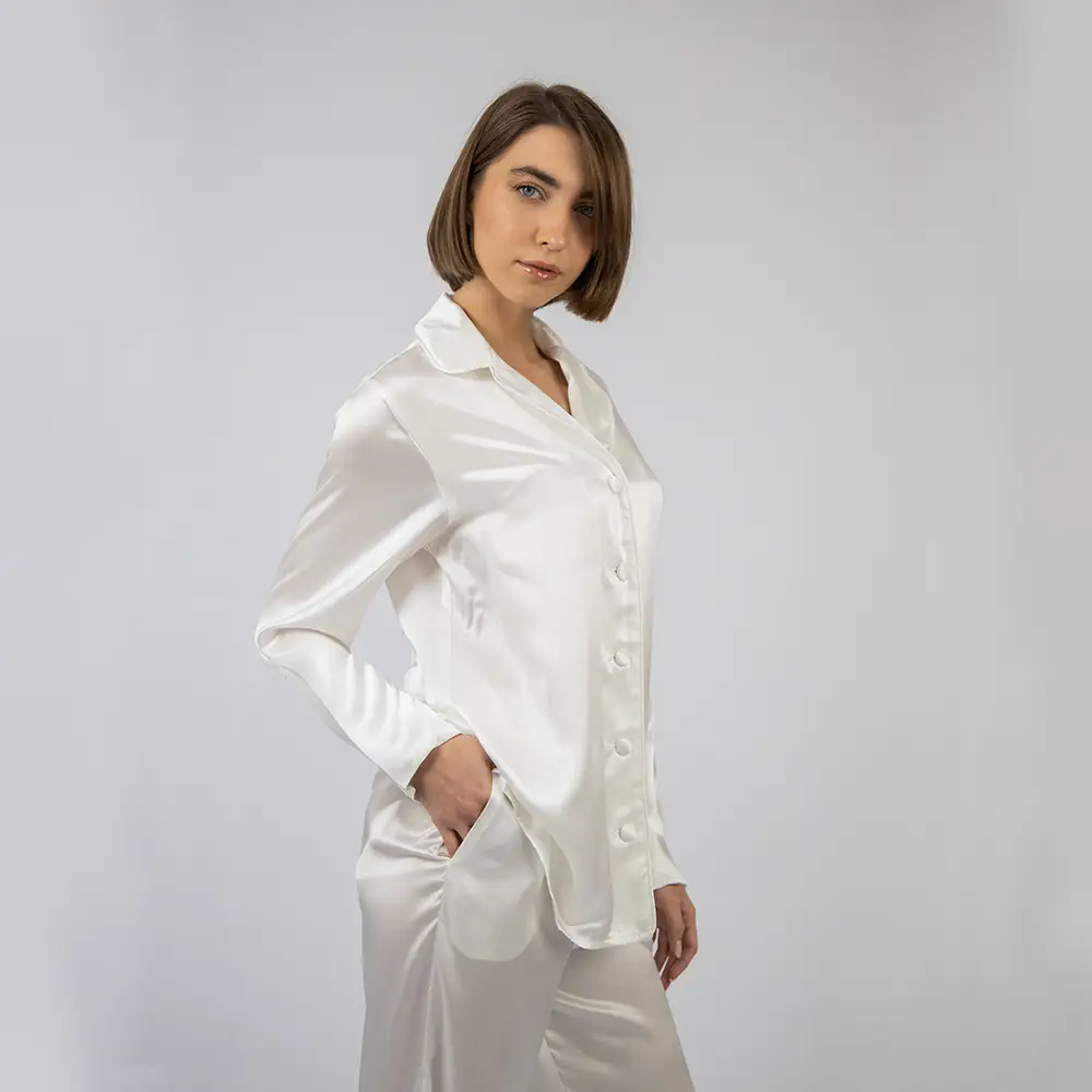 silkeep-svilena-bela-pidzama-bez-perja-new-feature.webp 100% Svilena Bela Pidžama - Слика 1